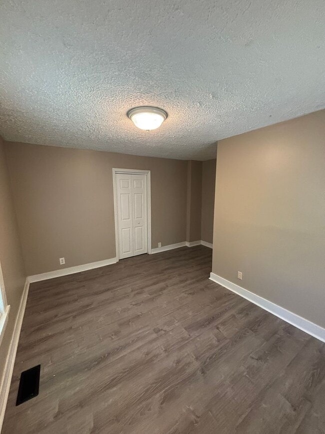 Building Photo - North Knoxville Cottage!