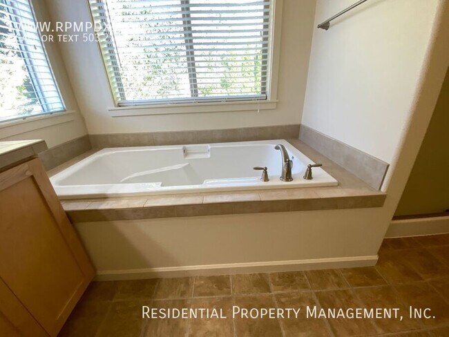 Building Photo - 9219 NW Harvest Hill Dr