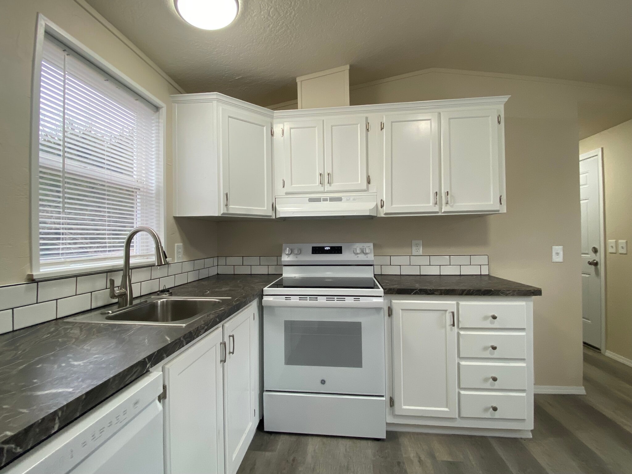 Building Photo - 2099 W Plymouth Cir