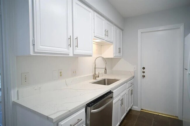 Building Photo - 2912 Windsor Rd