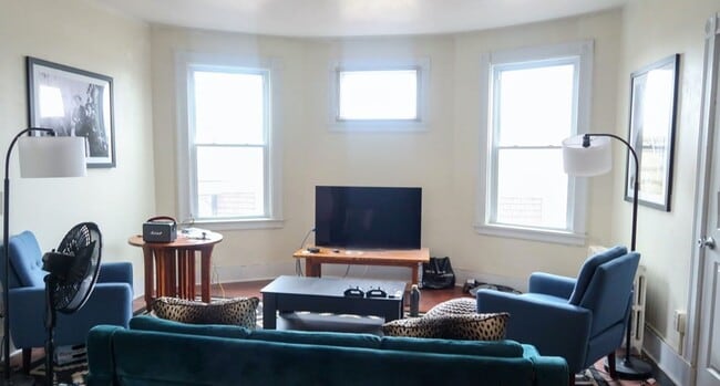 Building Photo - No brokers Fee, Eat-in Kitchen, Big Bedrooms, Laundry on a Site