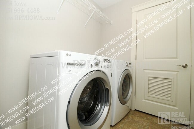 Building Photo - 3600 SE Glenstone Dr