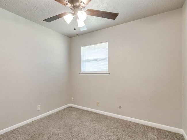 Building Photo - 208 Thompson Dr