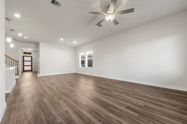 Building Photo - 38746 Yellowstone Dr