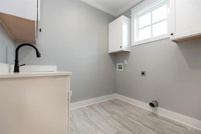 Building Photo - 633 Village Way