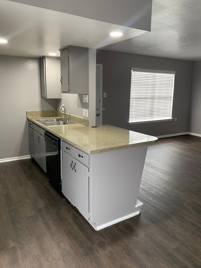 Building Photo - 411-411 Ponder Ave