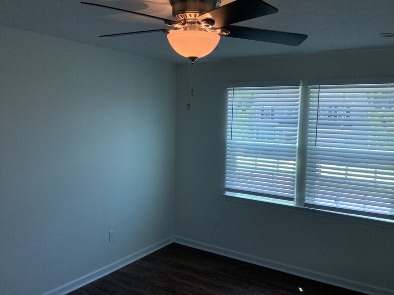 Building Photo - 5283 River Ridge Dr