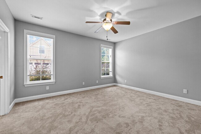 Building Photo - Spacious 5BR Home Walkable to Downtown Fayetteville