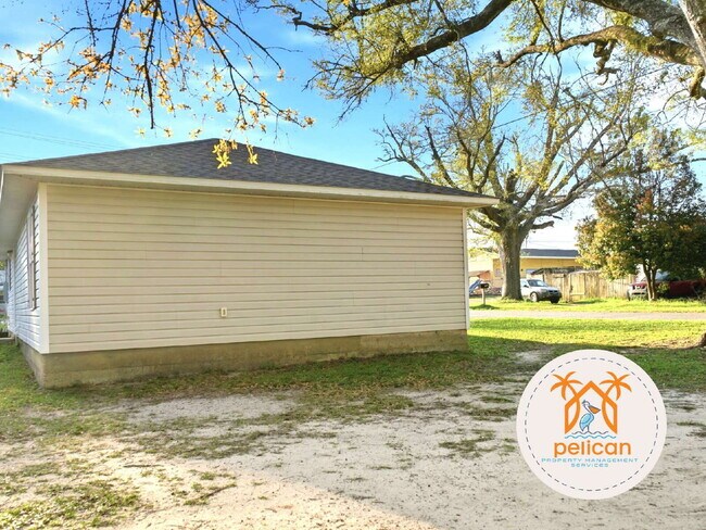 Building Photo - Charming 3-Bedroom Home with Spacious Open Layout – Minutes from Downtown Pensacola!