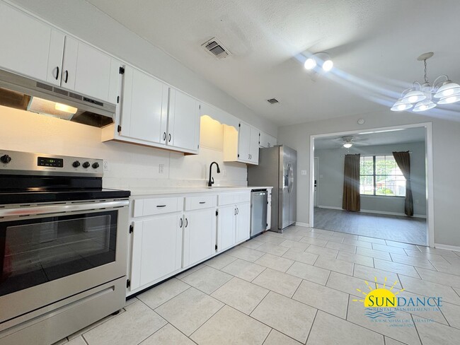 Building Photo - Charming 2-Bedroom Home with Bonus Room in Mary Esther!