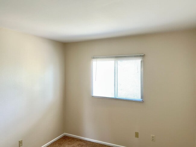Building Photo - 3 Bedroom 2 1/2 Bath Home Nestled on a Qui...