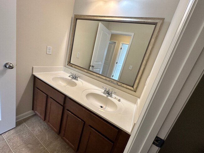 Building Photo - 840 Parnell Ct