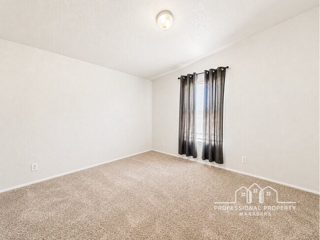 Building Photo - 3-bedroom, 2-bathroom home in West Wellton