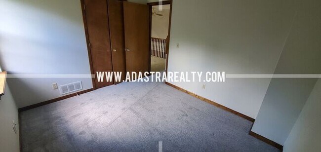 Building Photo - Affordable Duplex in Blue Valley School District-Available NOW!!
