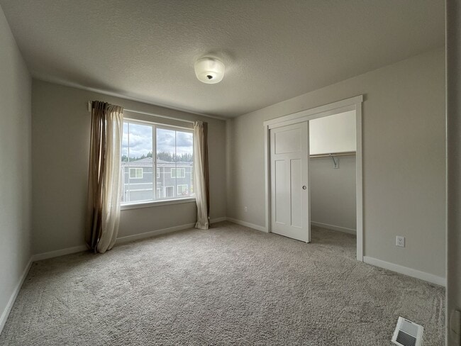 Building Photo - Stunning 2024 Built 5BR Home with Main-Level Suite, EV Charger & Covered Patio Near River Terrace