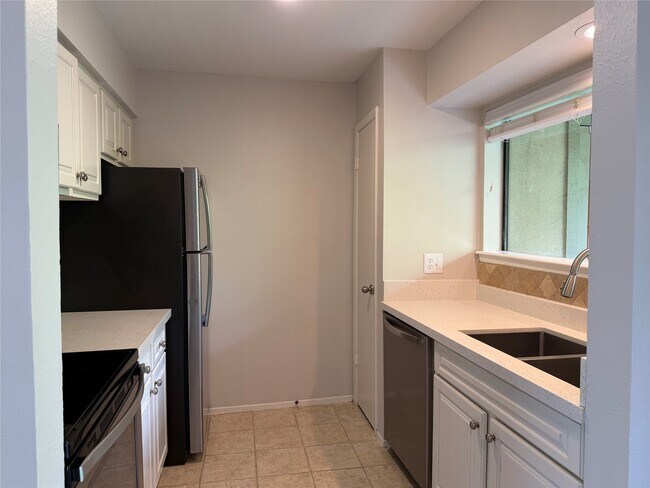 Building Photo - 3300 Pebblebrook Dr
