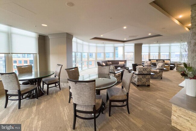 Building Photo - 8220 Crestwood Heights Dr