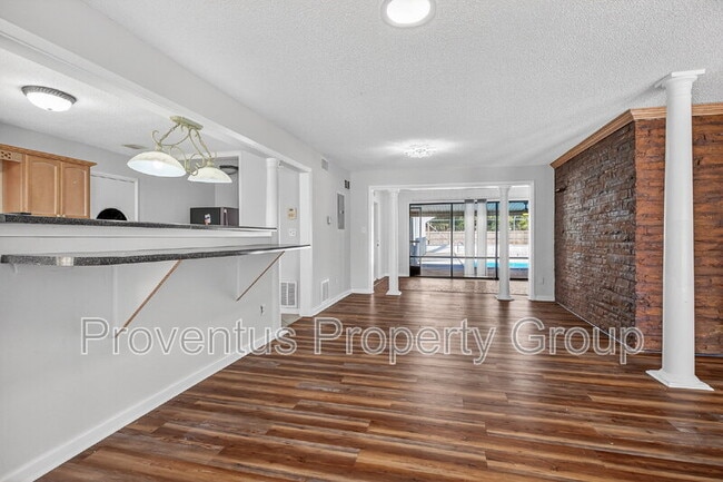 Building Photo - 8 Manor Dr