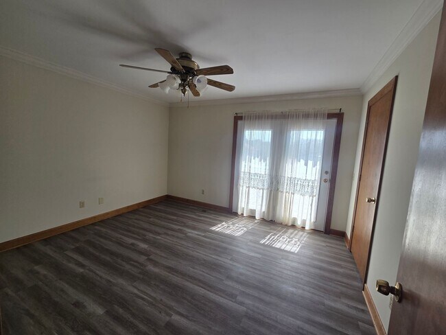 Building Photo - 2 bedroom  1 Bath Brick  condo great locat...