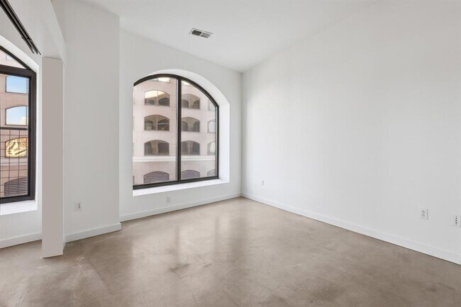 Building Photo - 507 Sabine St