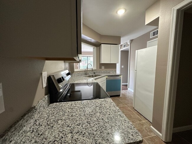 Building Photo - Welcome to this charming 3-bedroom, 2-bath...