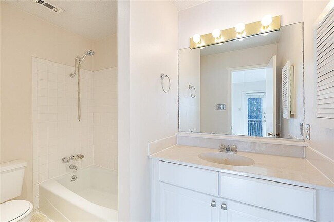 Building Photo - 706 W Lynn St