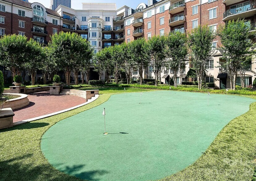 Building Photo - 300 W 5th St