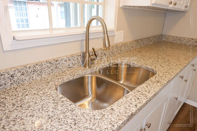 Building Photo - 7846 Roberson St