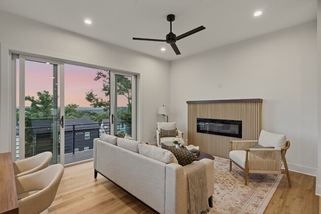 Building Photo - "Spacious 4-Bed, 4.5 bath, AMAZING views, fenced in yard