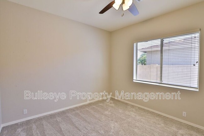 Building Photo - 1550 N Robin Ln