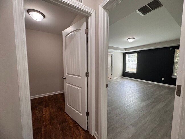 Building Photo - 5BR 3BA Home with Screened Porch