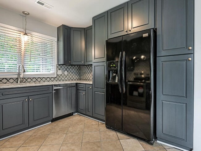 Building Photo - Cute as a button ranch home!