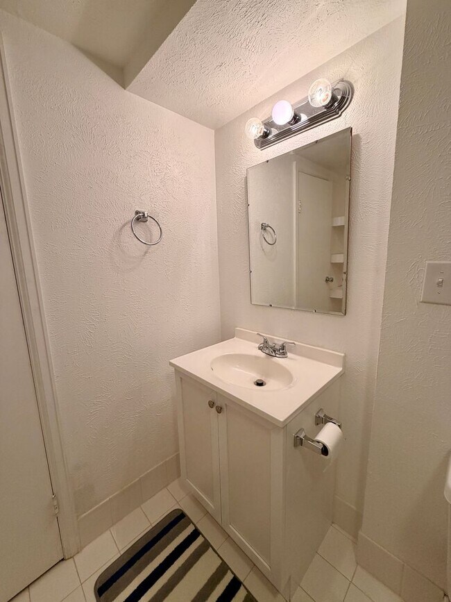 Building Photo - Amazing 3bed/2 bath with finished basement.