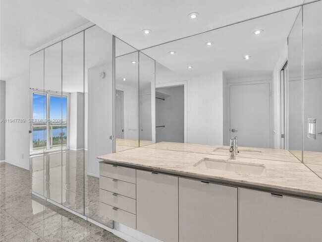 Building Photo - 100 Bayview Dr