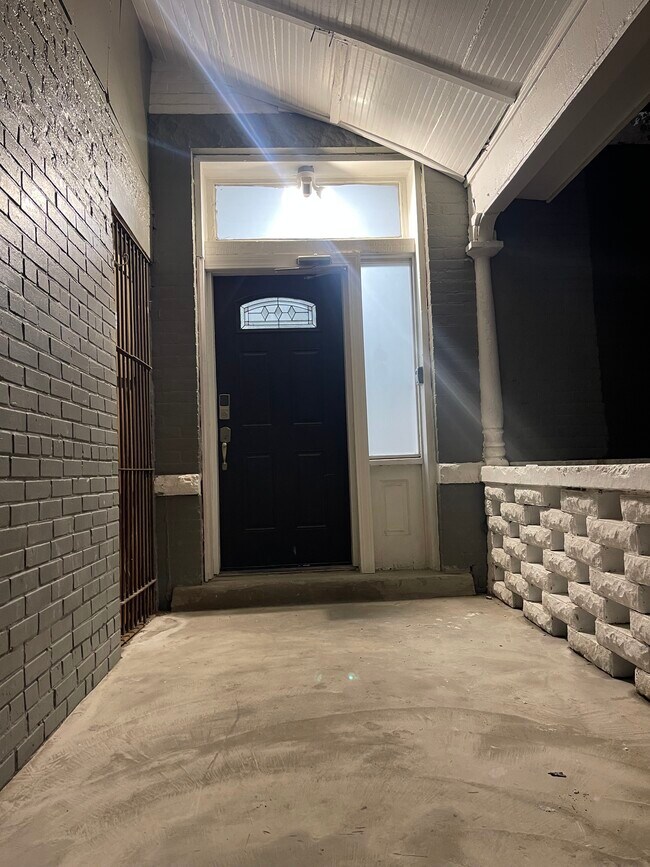 Building Photo - 2832 Stanton Ave