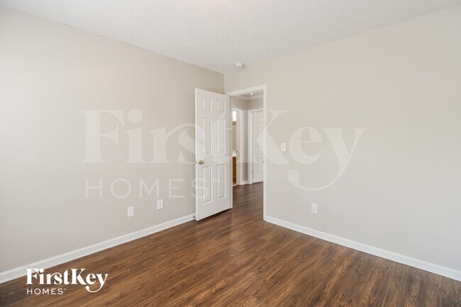Building Photo - 422 Twin Valley Dr