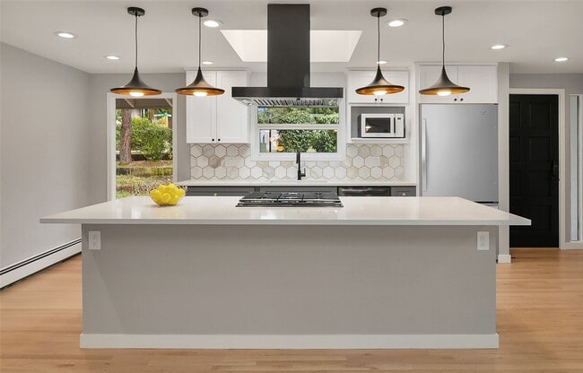 Building Photo - Stunning Remodeled Hunts Point Home for Rent