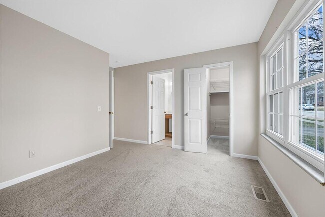 Building Photo - 215 Shadyoak Dr