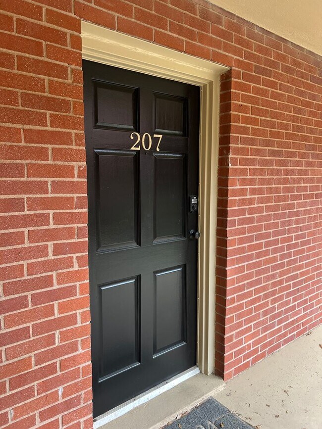 Building Photo - 2 Bed 1 Bath Apartment in Gated Community with Pool!