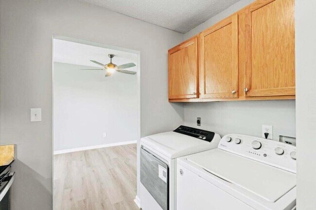 Building Photo - 3500 Warwick Dr
