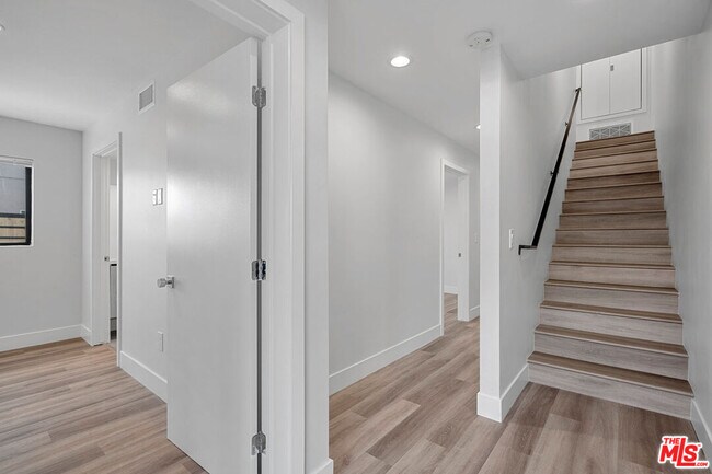 Building Photo - 14804 1/2 Vanowen St