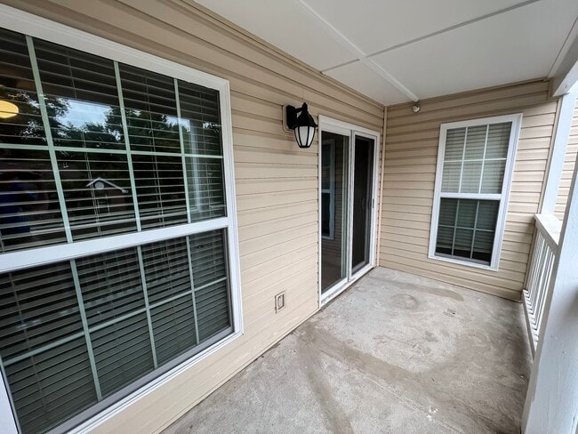 Building Photo - Charming 1 Bed 1 Bath Unit With Private Ba...