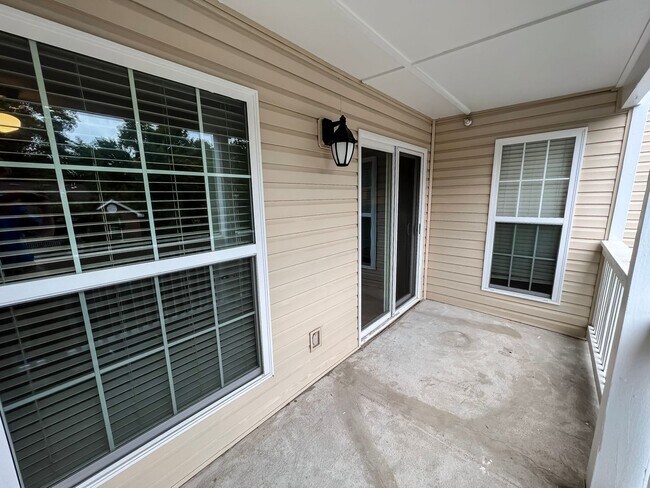 Building Photo - Charming 1 Bed 1 Bath Unit With Private Balcony In The Fountains At McLean - Water Included