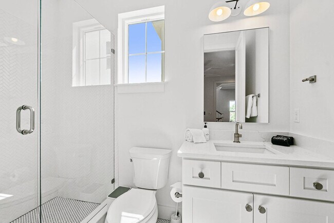 Building Photo - 105 8th St