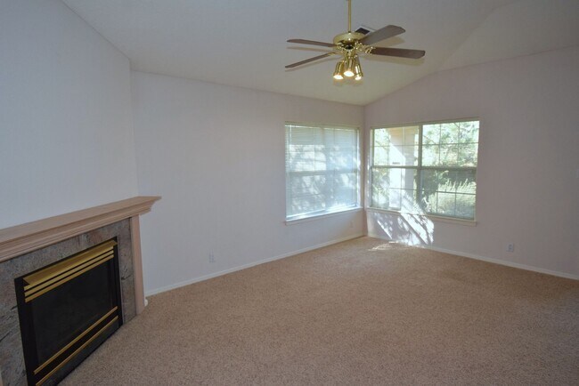 Building Photo - 3 Bedroom, 2 bath, 2 living areas, La Cueva area