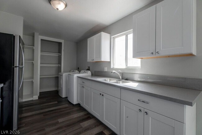 Building Photo - 1501 N Tonopah Dr