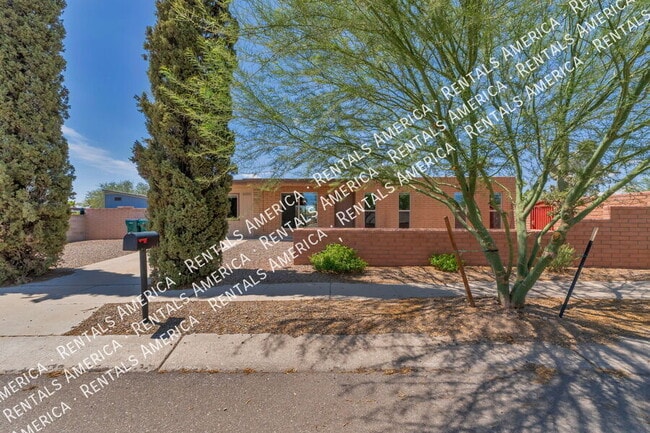 Building Photo - 4000 W Orangewood Dr
