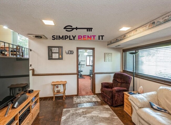 Building Photo - 3 Bedroom With 2 Car Garage, Outskirts of Ames, Available Now