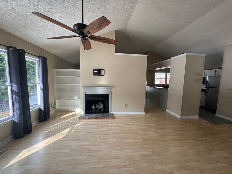 Building Photo - 4 Stonehouse Ct