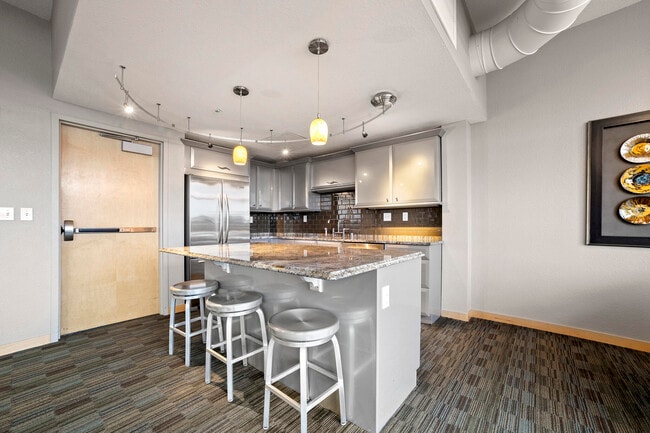 Building Photo - 106 W Seeboth St